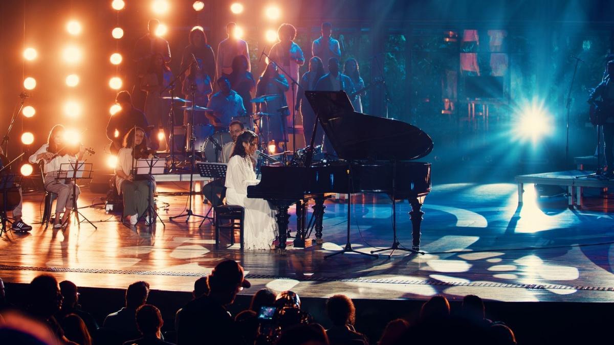 Em single surpreendente, Julia Vitória revive emoções do início de sua trajetória Em single surpreendente, Julia Vitória revive emoções do início de sua trajetória