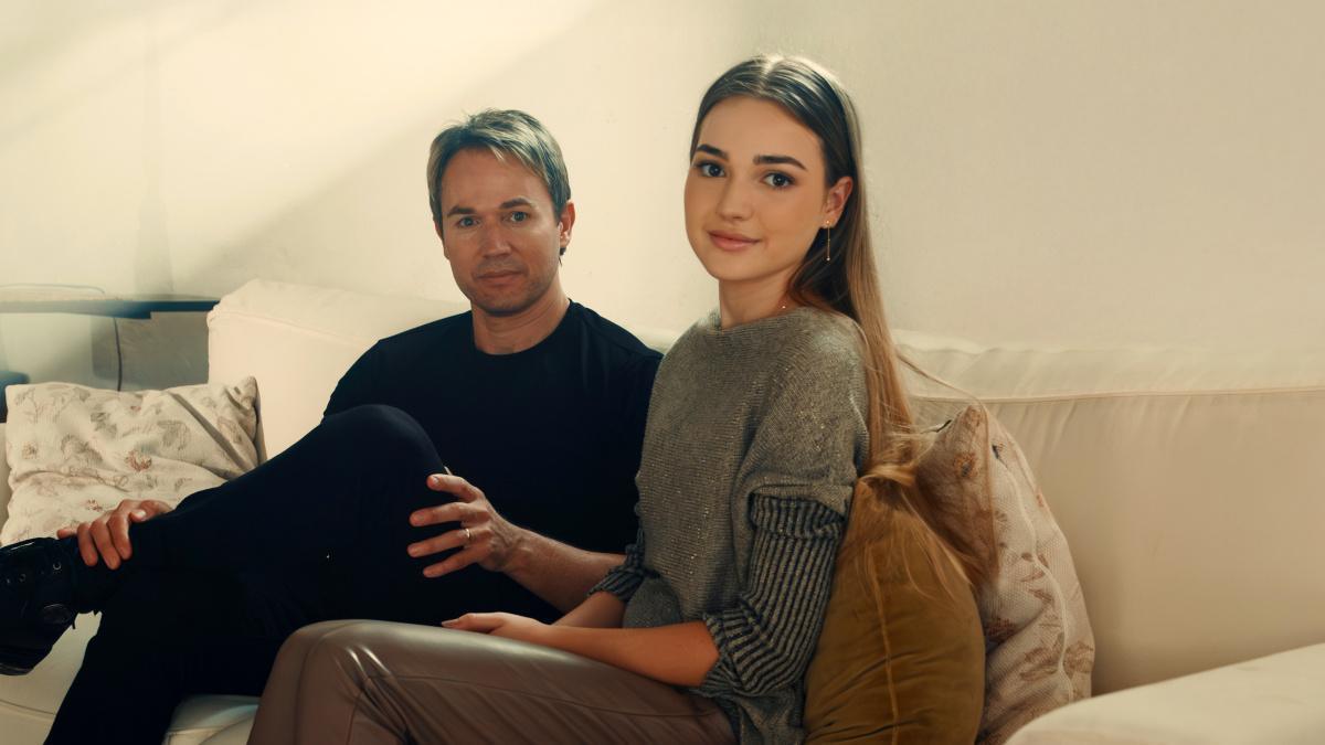 Esther Durán lança "Desejável", dueto com seu pai, Chris Durán Esther Durán lança "Desejável", dueto com seu pai, Chris Durán