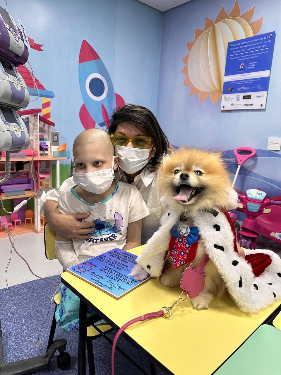 Roberta Miranda e seu mascote, Severino, realizam ação social