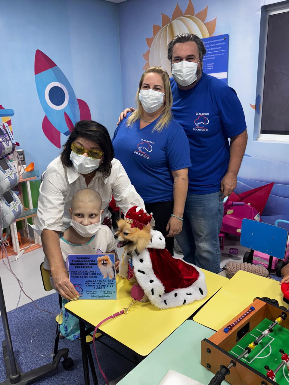 Roberta Miranda e seu mascote, Severino, realizam ação social
