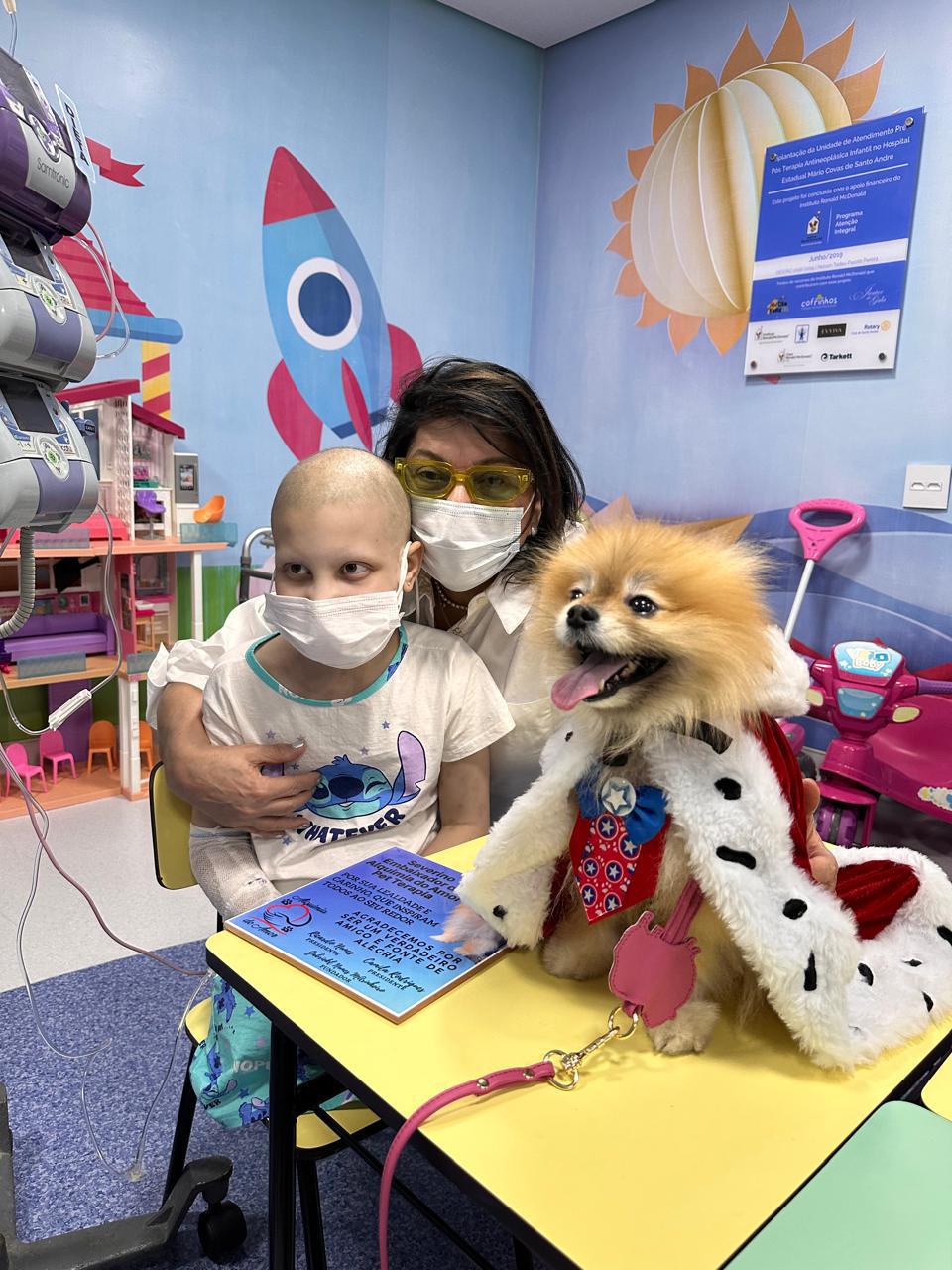 Roberta Miranda e seu mascote, Severino, realizam ação social