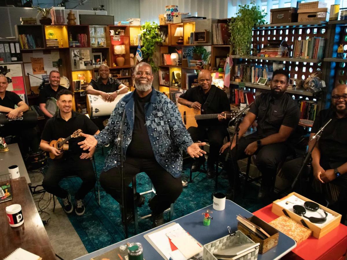 Péricles mostra o poder do pagode no Tiny Desk Brasil Péricles mostra o poder do pagode no Tiny Desk Brasil