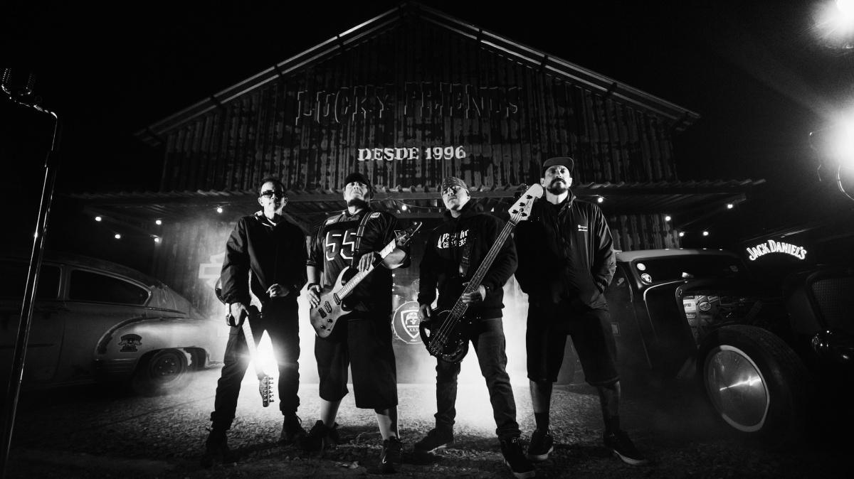 Raimundos apresenta deluxe de "XXX", com participações de Mike Muir, do Suicidal e Zenilton Raimundos apresenta deluxe de "XXX", com participações de Mike Muir, do Suicidal e Zenilton