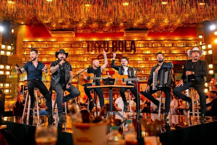 Ayala & Júlio César ultrapassam 1 milhão de visualizações com "A Base de Álcool"  Ayala & Júlio César ultrapassam 1 milhão de visualizações com "A Base de Álcool"