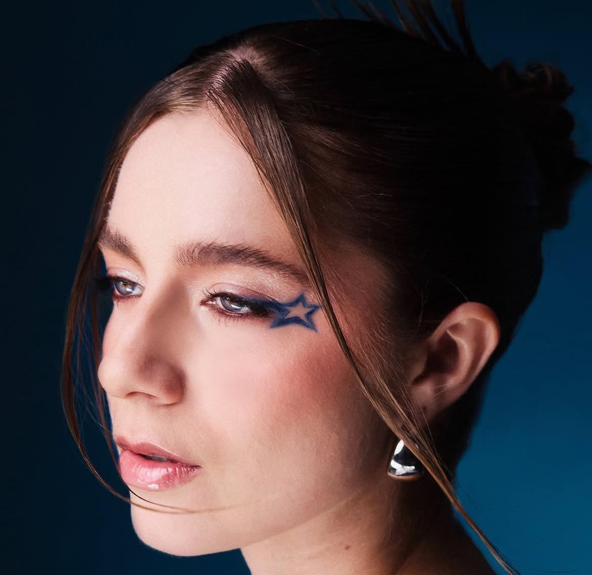 GIANA lança “FELÍDIA”, seu aguardado álbum de estreia inspirado nos anos 2000 GIANA lança “FELÍDIA”, seu aguardado álbum de estreia inspirado nos anos 2000