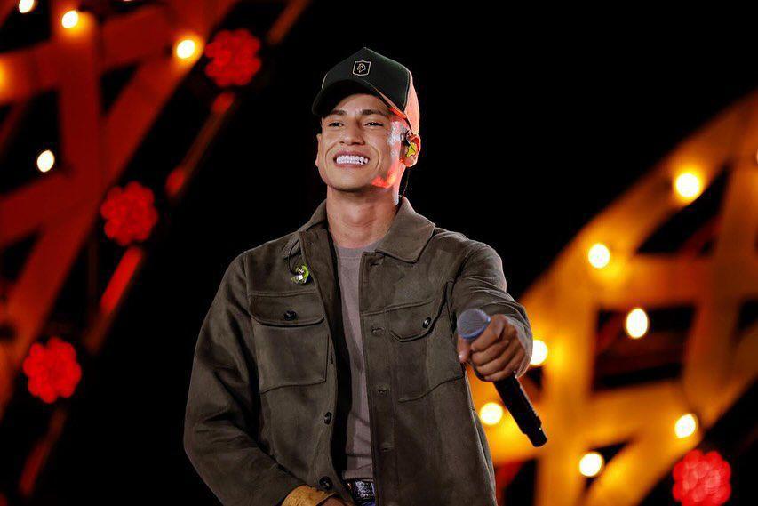 "Resenha do Manim": Manim leva o moído da vaquejada, na gravação do DVD, no Ceará "Resenha do Manim": Manim leva o moído da vaquejada, na gravação do DVD, no Ceará