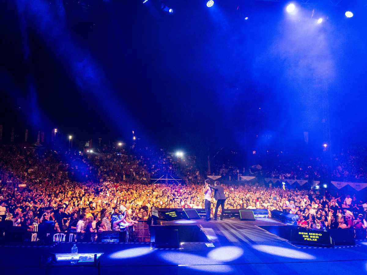 Zezé Di Camargo e Luciano fazem dois shows no Paraguai, neste final de semana, com ingressos esgotados e acalmados pelo público Zezé Di Camargo e Luciano fazem dois shows no Paraguai, neste final de semana, com ingressos esgotados e acalmados pelo público