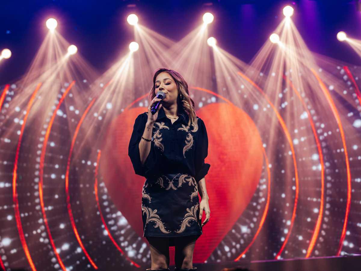 Traia Véia e Marília Tavares brilham no Villa Country em festival sertanejo na véspera de feriado