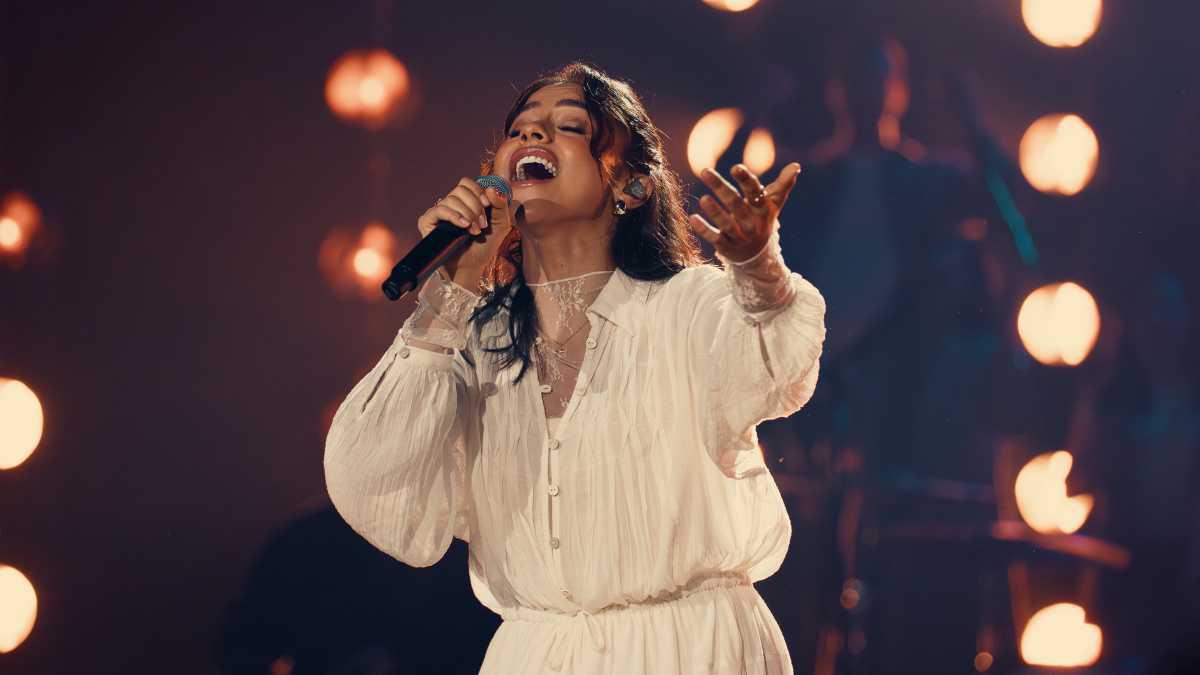 Julia Vitória chega ao quinto lançamento do álbum "Ao Vivo na Ópera de Arame"