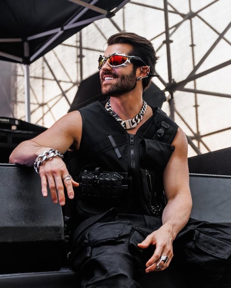 ALOK reimagina o clássico "Alive" em parceria com o grupo Empire of the Sun ALOK reimagina o clássico "Alive" em parceria com o grupo Empire of the Sun