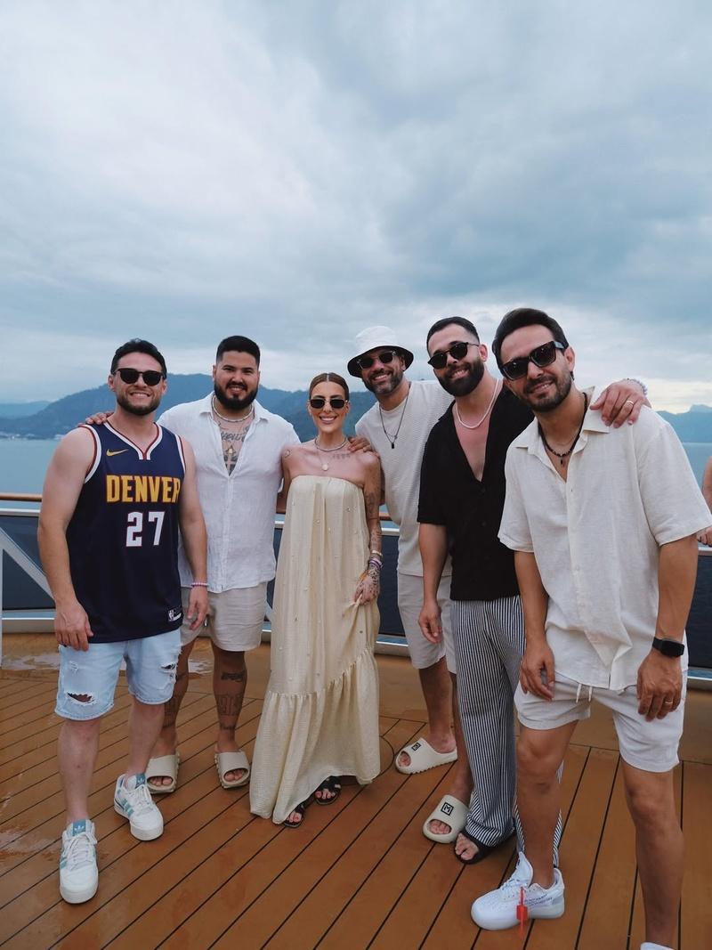 DiResponsa se apresenta no navio do Belo ao lado de Ana Clara e celebra 1 milhão de views de "Tey, Tey, Tey"