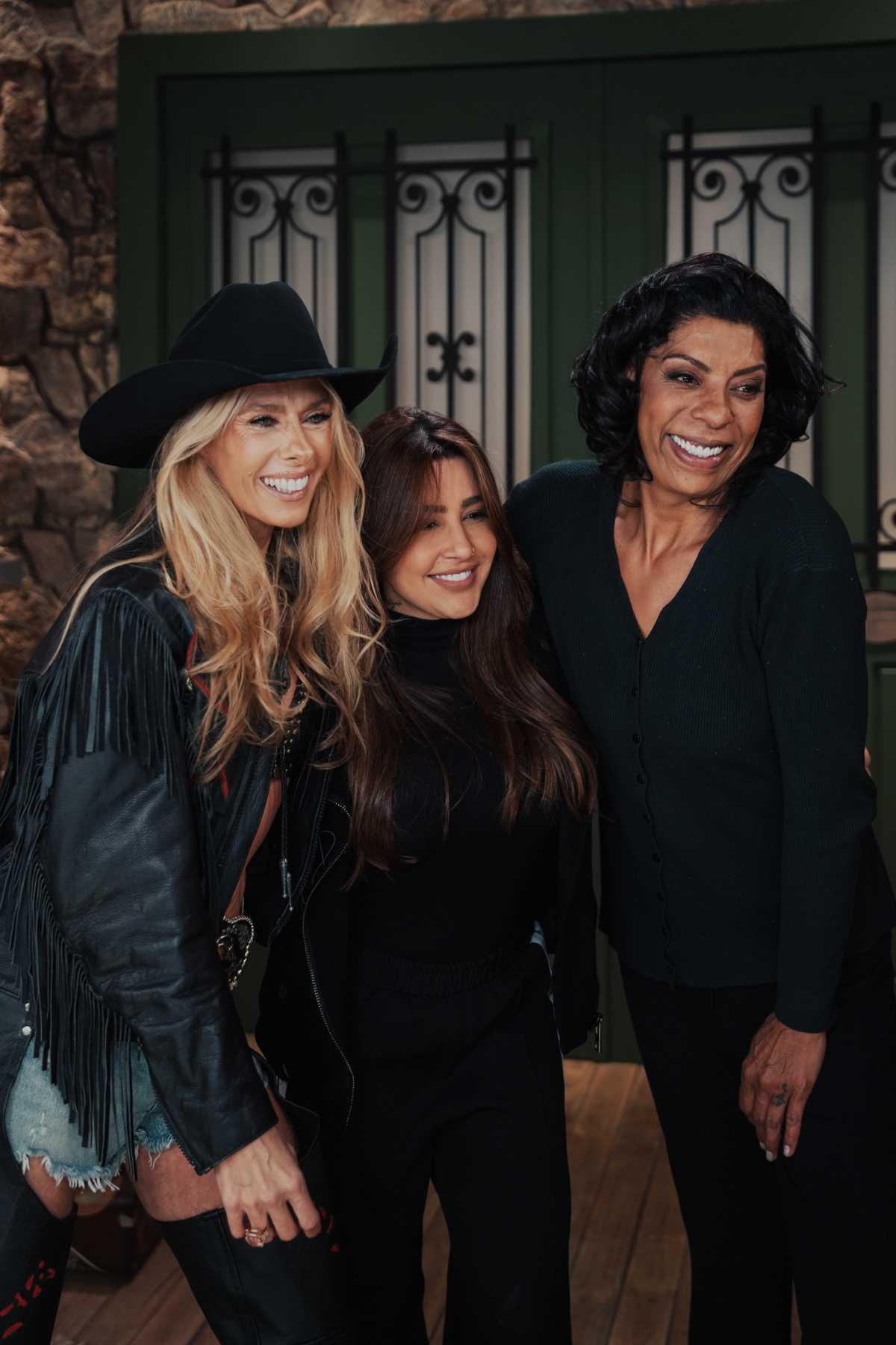 Lauana Prado e Márcia Fu surpreendem peões ao dividirem o palco de A Fazenda 17 com "Escrito nas Estrelas"