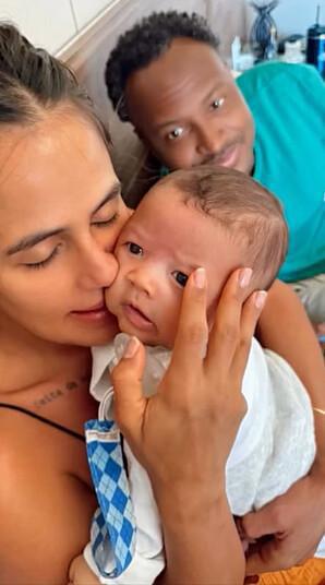 Thiaguinho e Carol Peixinho posam com o filho, Bento ( fofura )