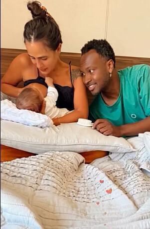 Thiaguinho e Carol Peixinho posam com o filho, Bento ( fofura )