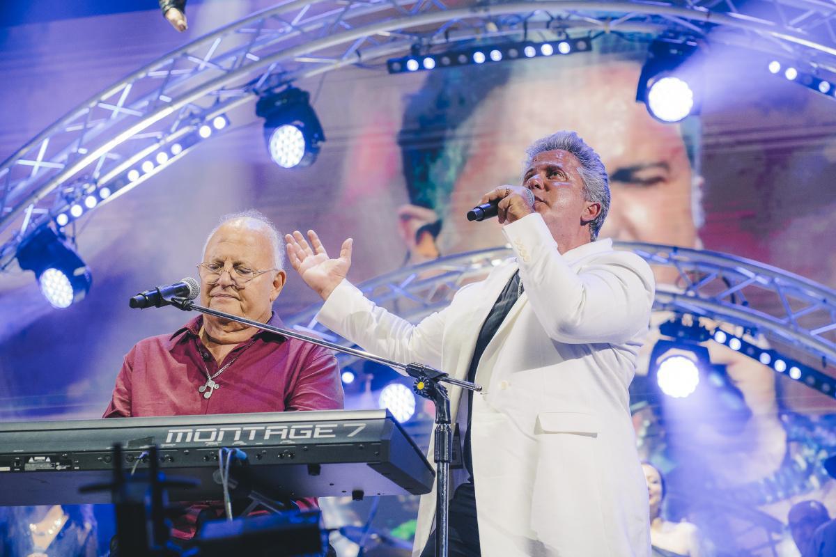 Edu Cristófaro grava DVD "Pais e Filhos" com participações de Guilherme Arantes, Luiza Possi, Léo Jaime, Afonso Nigro, Junno Andrade e Carline