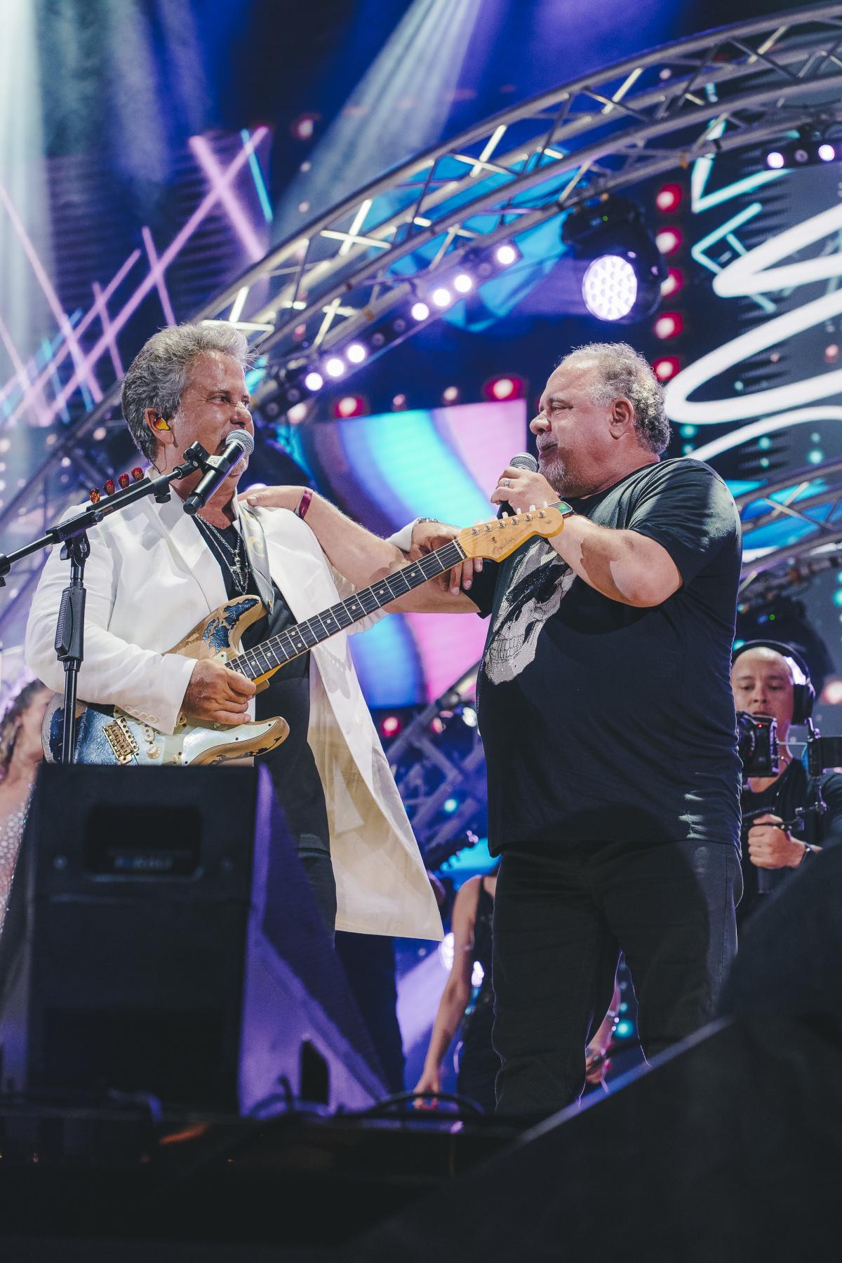 Edu Cristófaro grava DVD "Pais e Filhos" com participações de Guilherme Arantes, Luiza Possi, Léo Jaime, Afonso Nigro, Junno Andrade e Carline