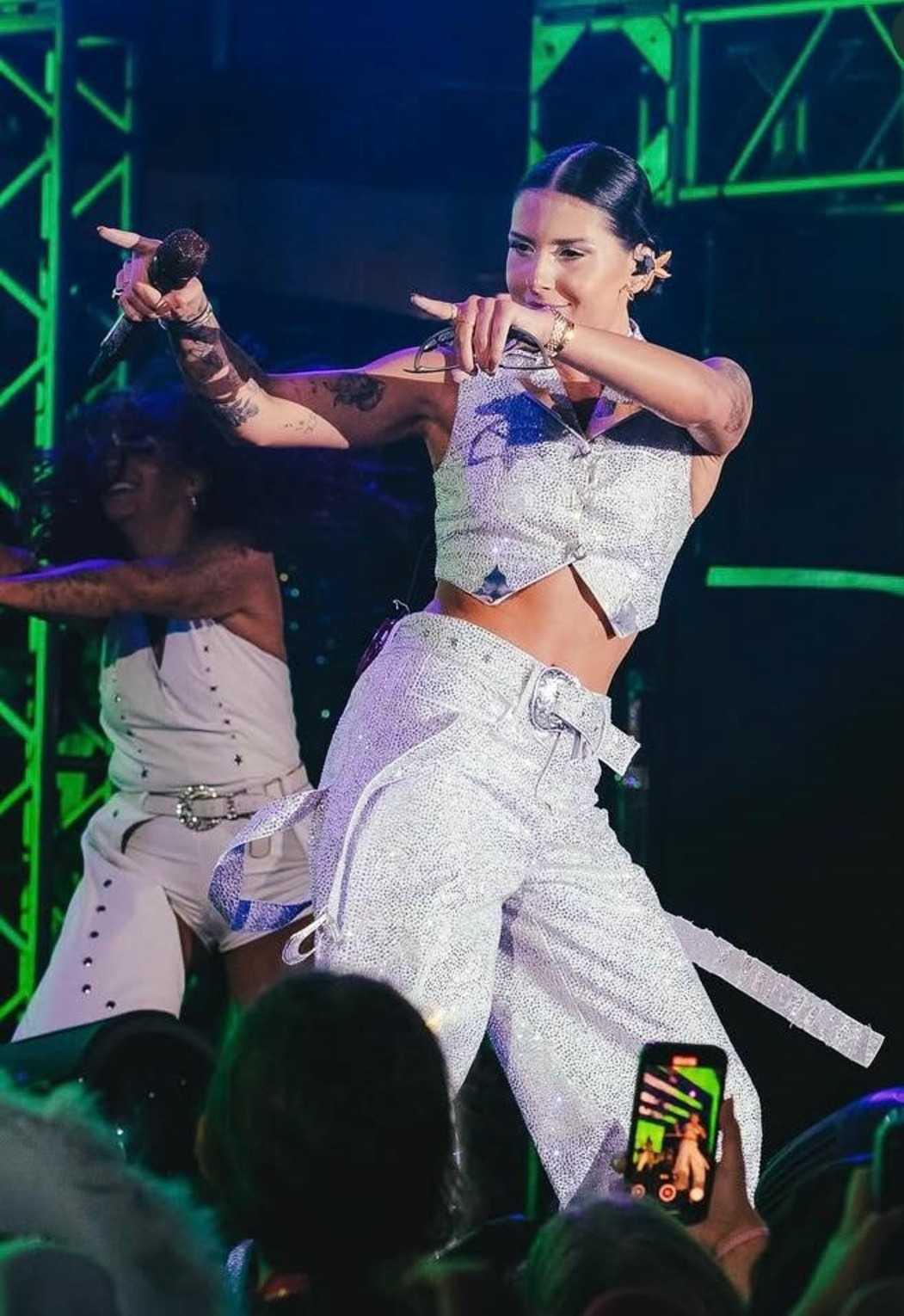 Navio Ana Castela consagra a artista em alto-mar e marca o início de 2026 com o pé direito Navio Ana Castela consagra a artista em alto-mar e marca o início de 2026 com o pé direito