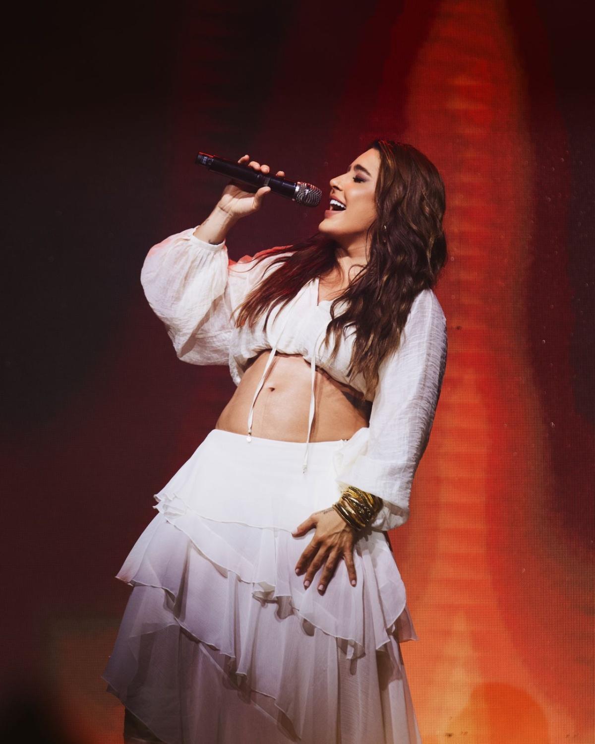 Lauana Prado anuncia gravidez em show e celebra maternidade