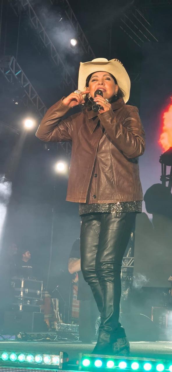 Roberta Miranda faz sucesso absoluto em sua estreia no Verão Maior Paraná Roberta Miranda faz sucesso absoluto em sua estreia no Verão Maior Paraná