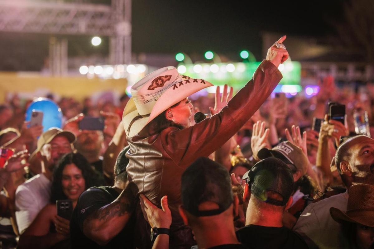 Roberta Miranda faz sucesso absoluto em sua estreia no Verão Maior Paraná