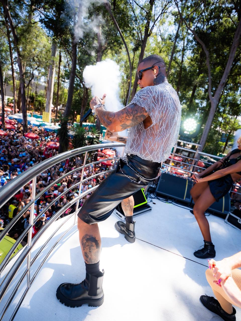 Léo Santana puxa elo 2º ano consecutivo o bloco VEM COM O GIGANTE no carnaval de rua de São Paulo