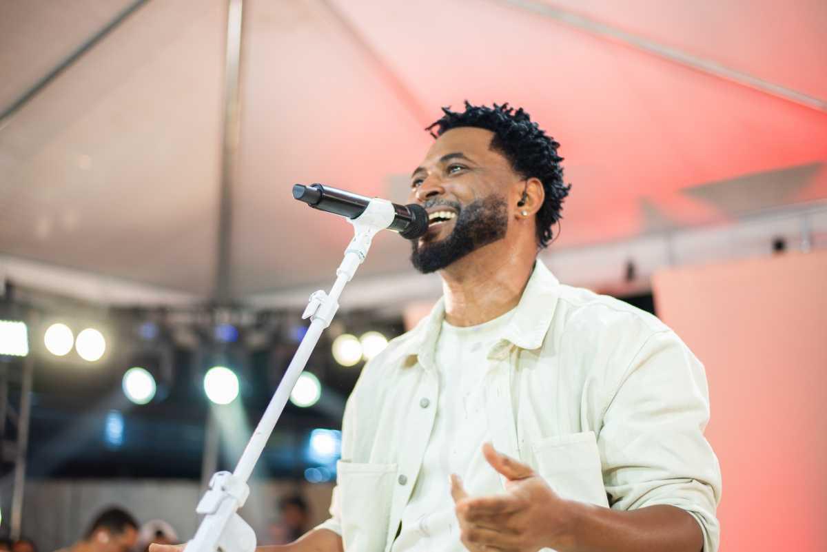 Julio Sereno estreia no Camarote Allegria e abre show de Thiaguinho na Marquês de Sapucaí Julio Sereno estreia no Camarote Allegria e abre show de Thiaguinho na Marquês de Sapucaí