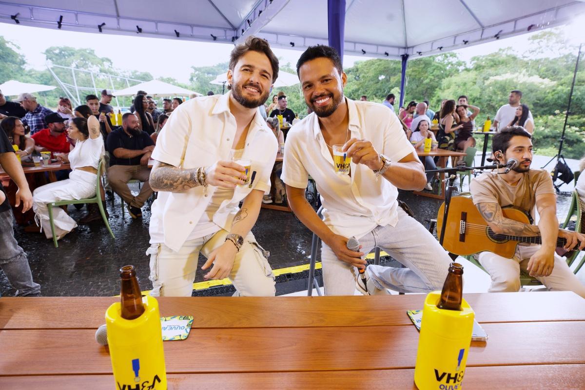 VH e Alexandre gravam audiovisual “Ouve Aí” no Espaço Vinny BBQ, em Goiânia VH e Alexandre gravam audiovisual “Ouve Aí” no Espaço Vinny BBQ, em Goiânia