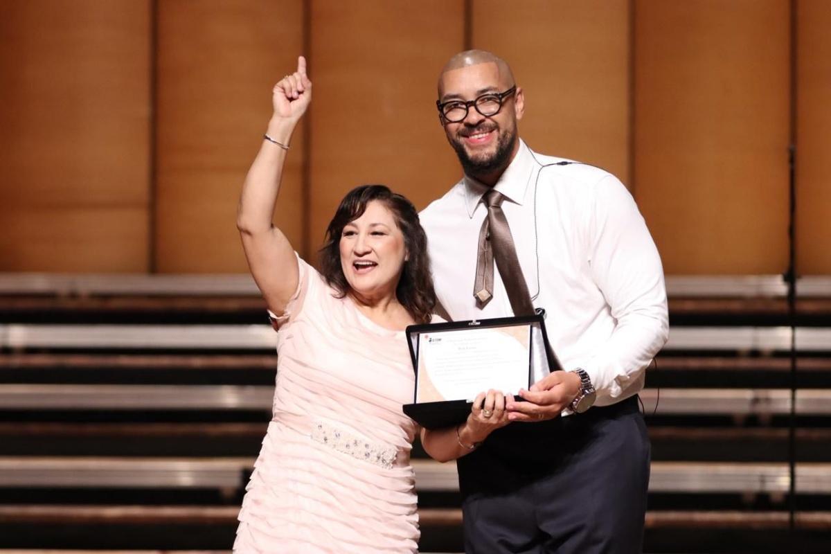 Ton Carfi celebra conquistas do projeto “Tom das Periferias” com mais de 500 alunos no Teatro Municipal de São Paulo Ton Carfi celebra conquistas do projeto “Tom das Periferias” com mais de 500 alunos no Teatro Municipal de São Paulo