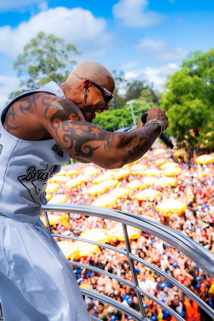Léo Santana reúne mais de 1,1 milhão de foliões com o bloco “Vem com o Gigante” no Carnaval de Rua de São Paulo Léo Santana reúne mais de 1,1 milhão de foliões com o bloco “Vem com o Gigante” no Carnaval de Rua de São Paulo