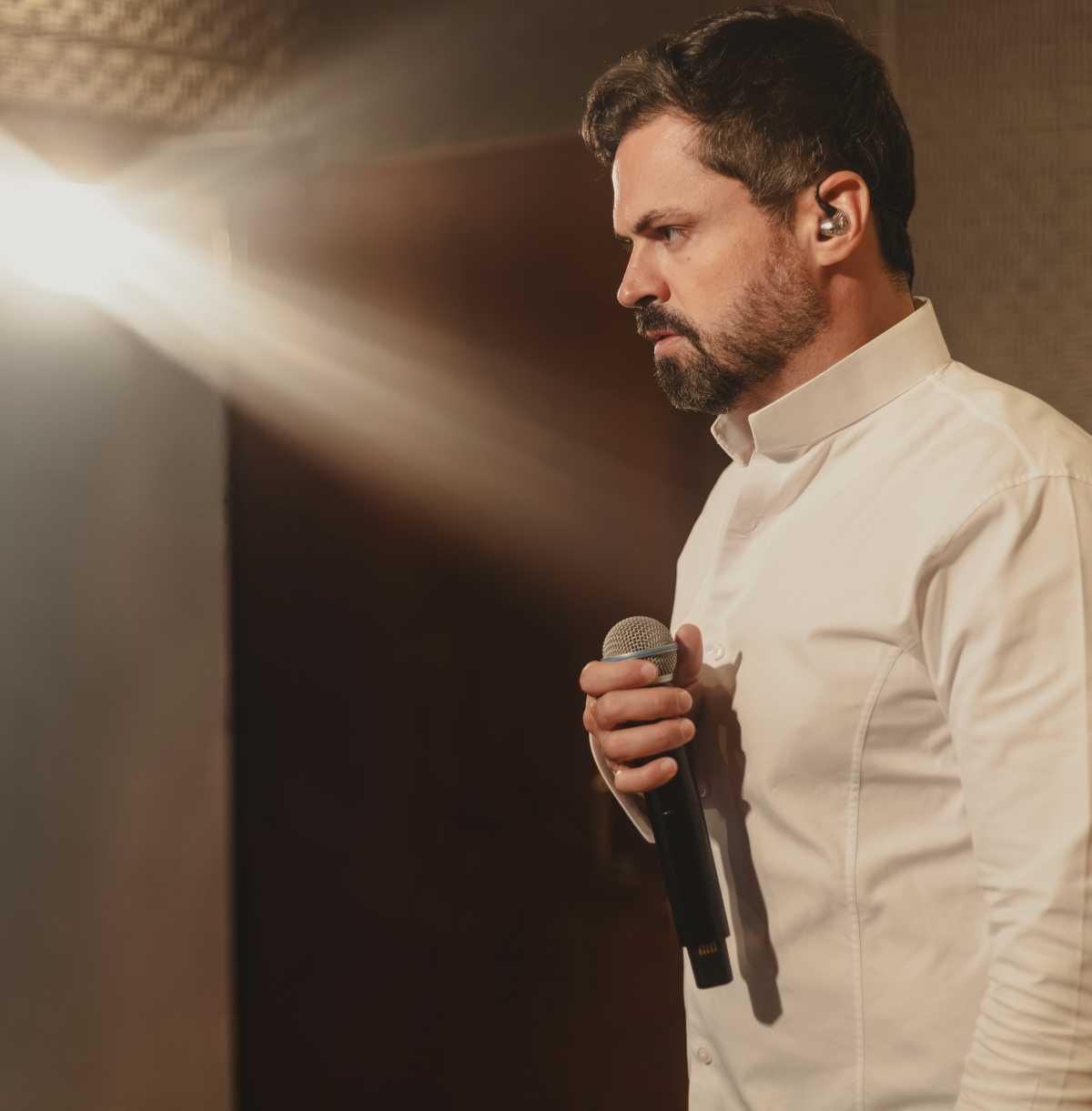 Luigi Bessa celebra 25 anos de carreira e alcança 2 milhões de visualizações com “LB Live Sessions”