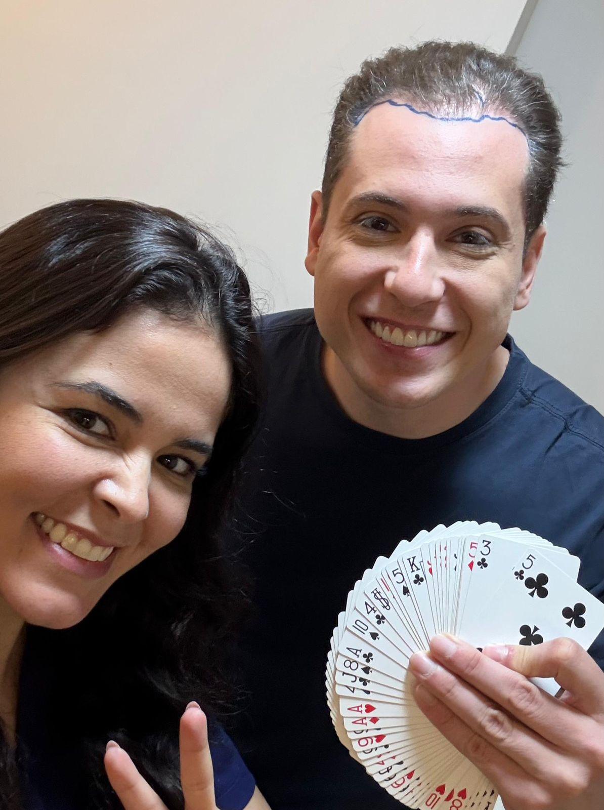 Ilusionista Klauss, da dupla com Henry, viaja mais de 1000 km para realizar transplante capilar com a médica nº1 do mundo