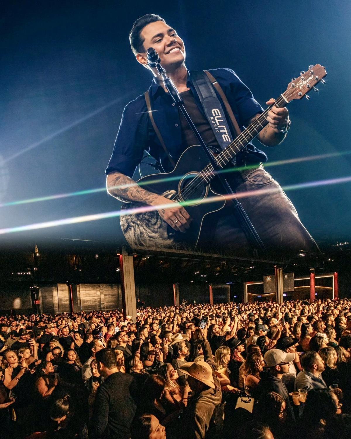 Felipe Araújo estreia turnê “Eu, Felipe Araújo” com casa cheia no Villa Country