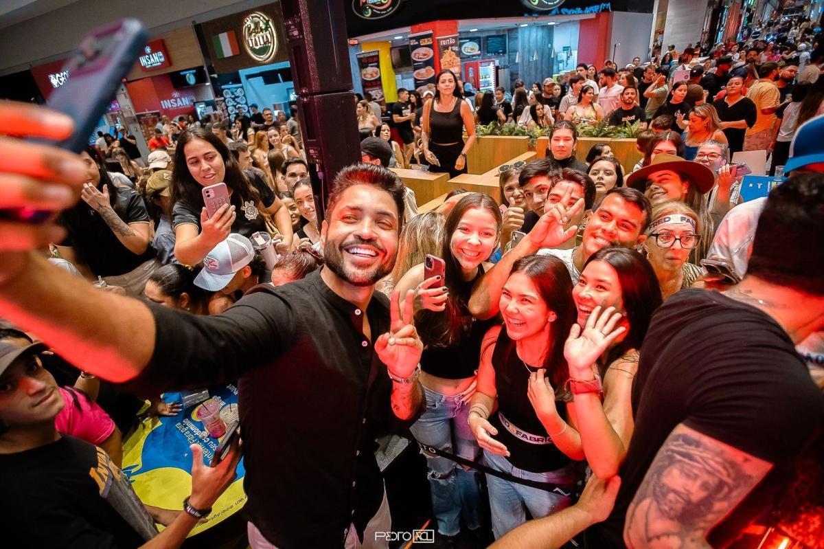 Fred & Fabricio lotam shopping em Campo Grande, com pocket show surpresa Fred & Fabricio lotam shopping em Campo Grande, com pocket show surpresa