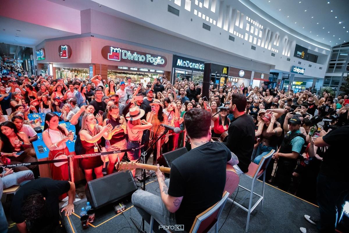 Fred & Fabricio lotam shopping em Campo Grande, com pocket show surpresa