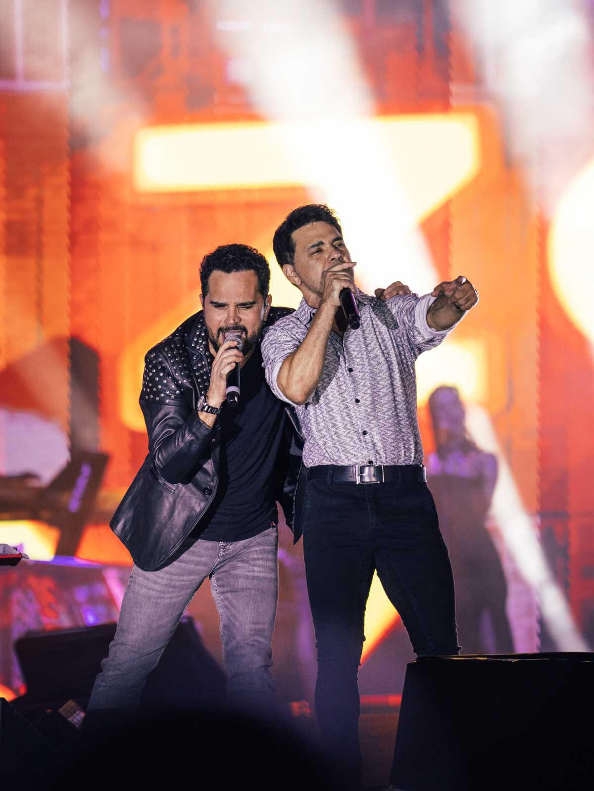 Zezé Di Camargo e Luciano emocionam fãs em retorno triunfal da dupla, no Paraná