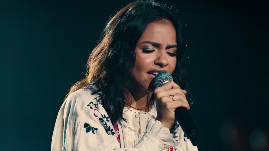 Em clima de Páscoa, Julia Vitória lança a oitava faixa do DVD gravado na Ópera de Arame