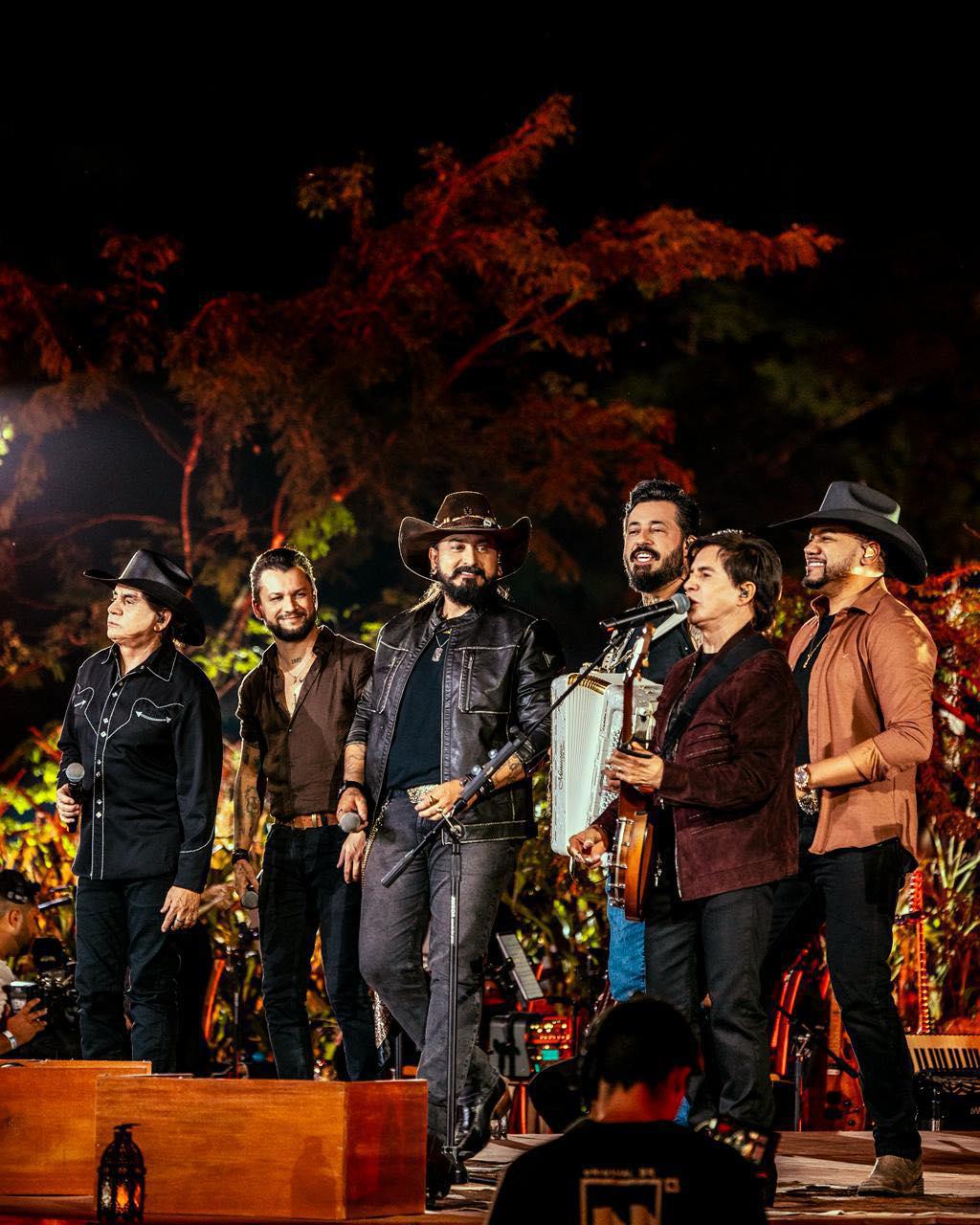 De ligação surpresa para parceria histórica: Traia Véia participa de novo projeto de Chitãozinho e Xororó. De ligação surpresa para parceria histórica: Traia Véia participa de novo projeto de Chitãozinho e Xororó.