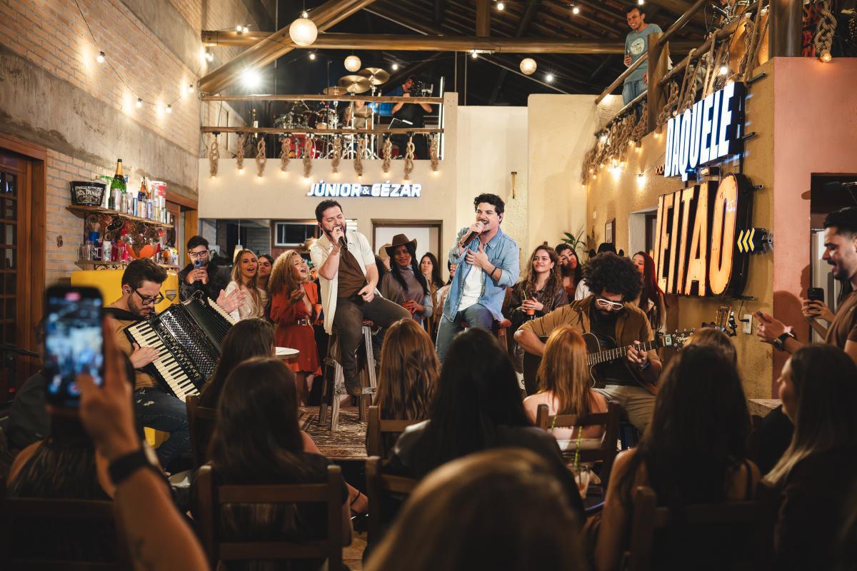 Júnior & Cézar lançam clipe de "Solteiro Chorão" nesta quarta-feira Júnior & Cézar lançam clipe de "Solteiro Chorão" nesta quarta-feira