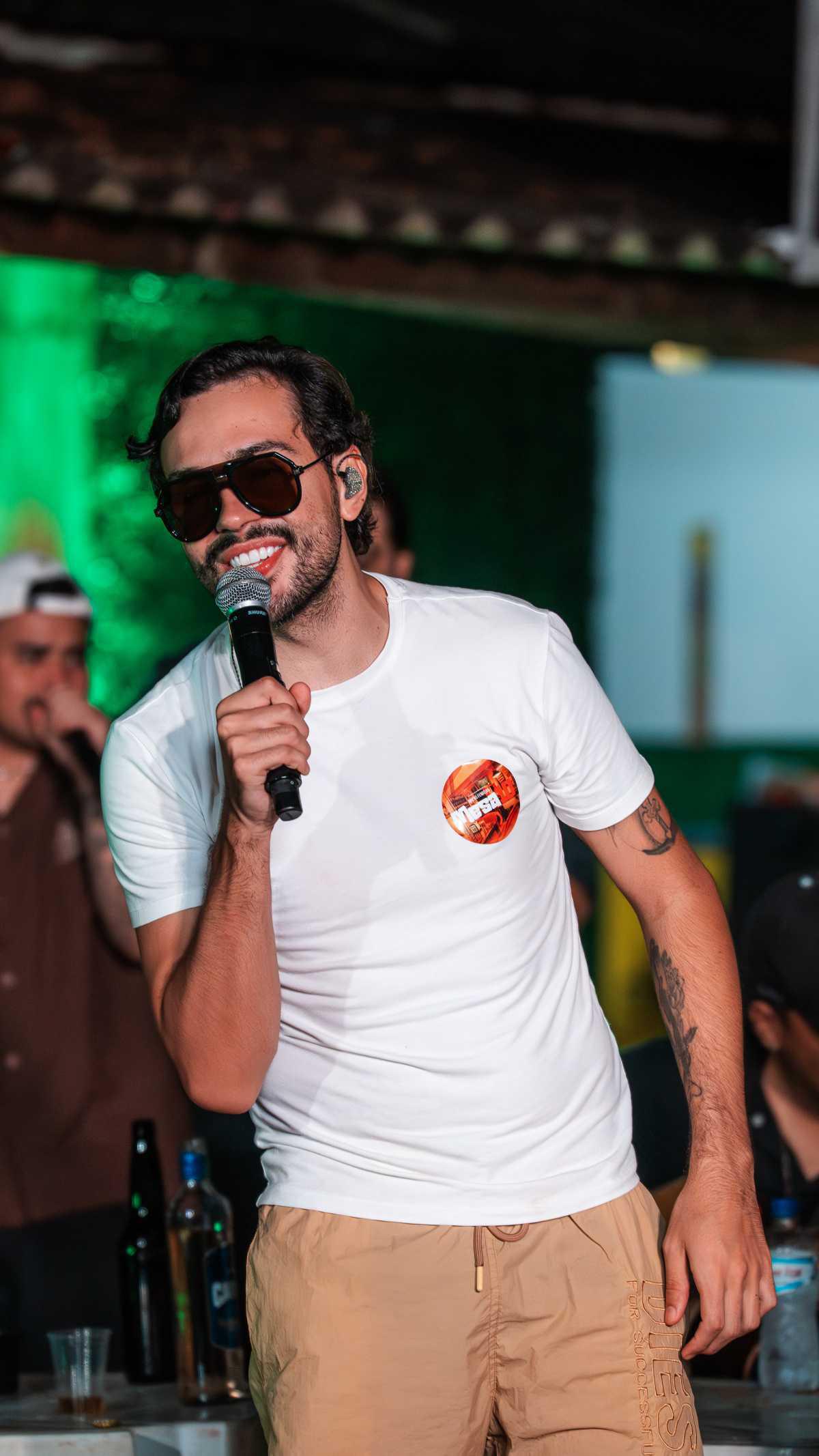 Breno Ferreira aposta em clima de bar no audiovisual "Mesa 10", gravado em Goiás