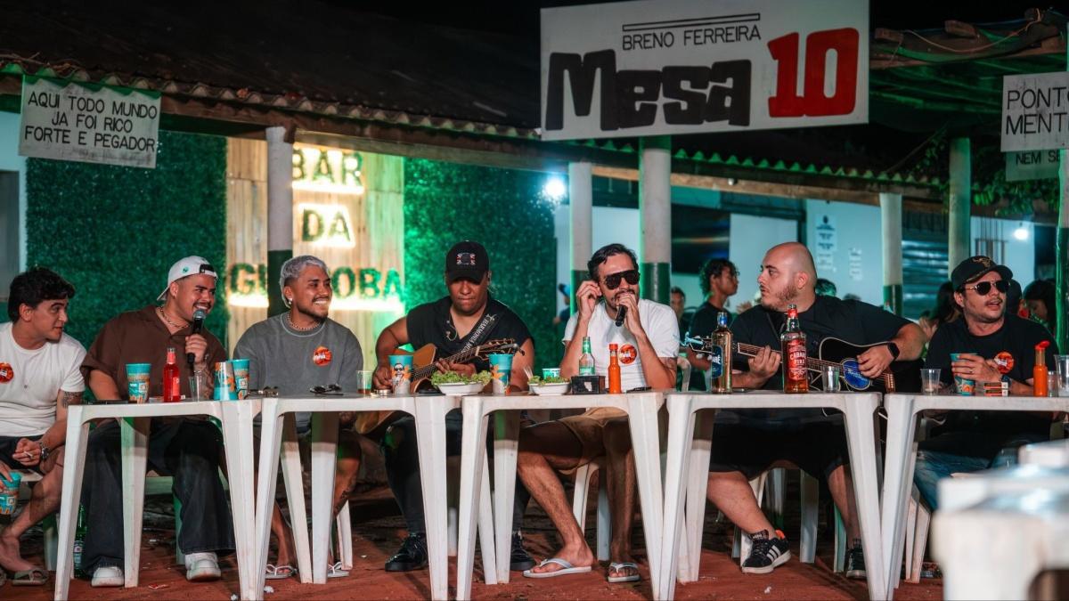 Breno Ferreira aposta em clima de bar no audiovisual "Mesa 10", gravado em Goiás Breno Ferreira aposta em clima de bar no audiovisual "Mesa 10", gravado em Goiás