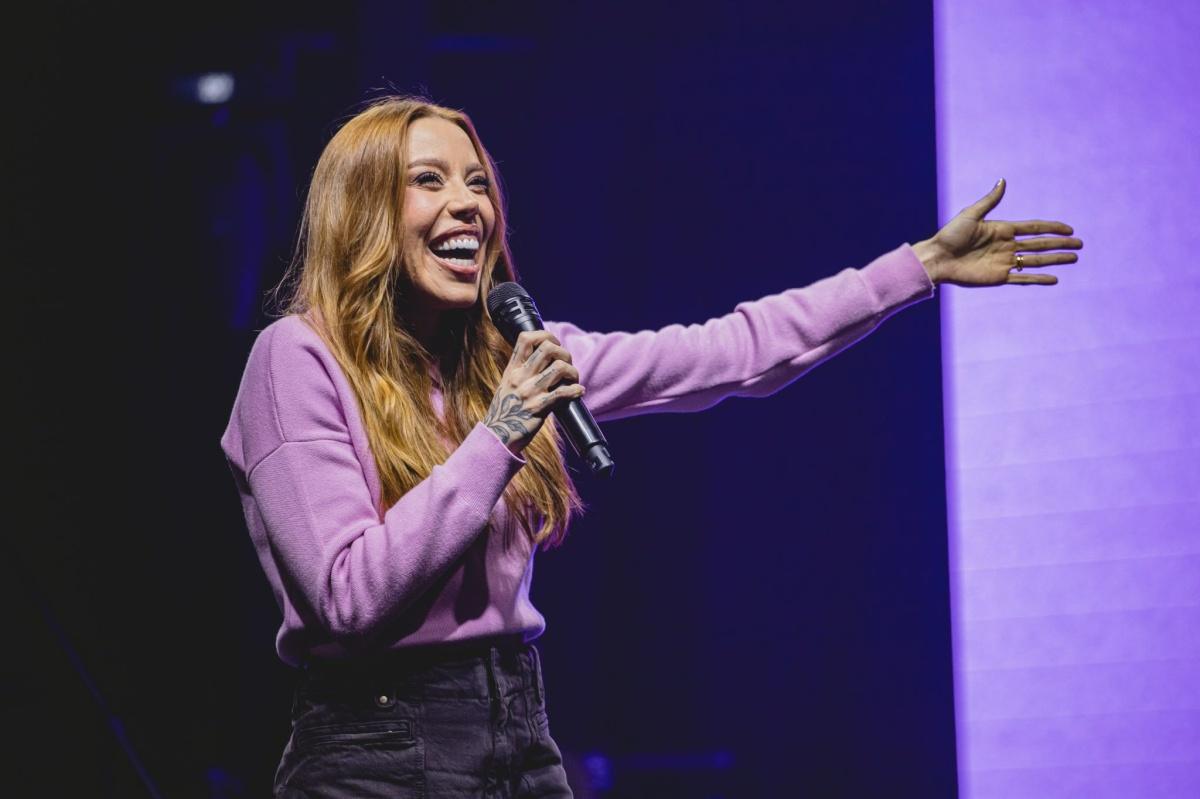 Julliany Souza divide cena com Gabriela Rocha, Nívea Soares e Diante do Trono em novo audiovisual Julliany Souza divide cena com Gabriela Rocha, Nívea Soares e Diante do Trono em novo audiovisual