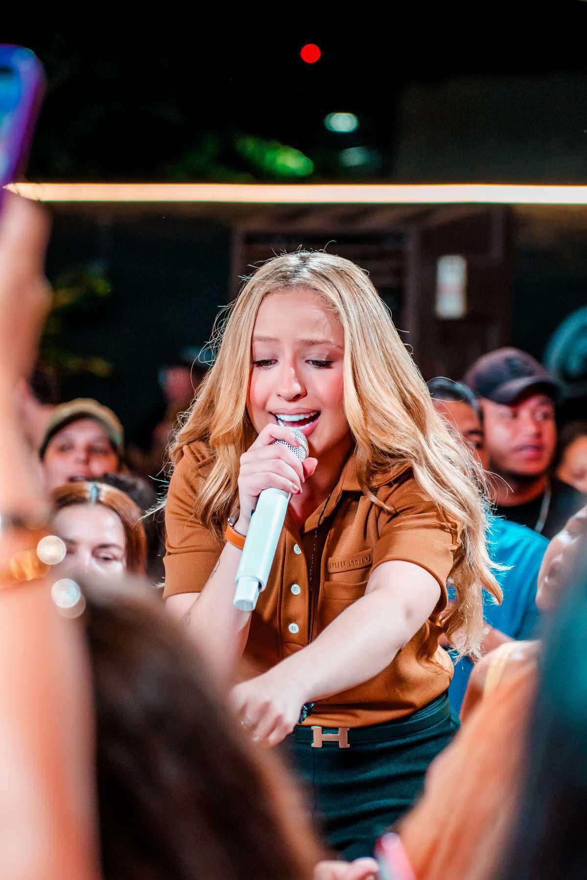 Mari Fernandez transforma o "Telefone Sem Fio" em música inédita e lança o projeto "Mari no Barzinho" em Fortaleza Mari Fernandez transforma o "Telefone Sem Fio" em música inédita e lança o projeto "Mari no Barzinho" em Fortaleza