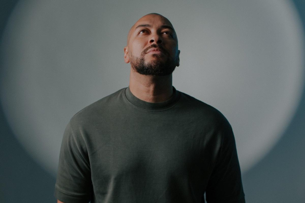 Ton Carfi lança “Um Novo Dia” e apresenta nova versão de canção internacional marcada por influência do worship americano Ton Carfi lança “Um Novo Dia” e apresenta nova versão de canção internacional marcada por influência do worship americano