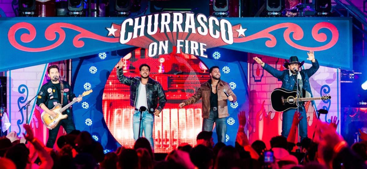 Fernando & Sorocaba e Danilo e Davi gravam nova versão do hit "Paga Pau" durante o Churrasco On Fire em Londrina Fernando & Sorocaba e Danilo e Davi gravam nova versão do hit "Paga Pau" durante o Churrasco On Fire em Londrina