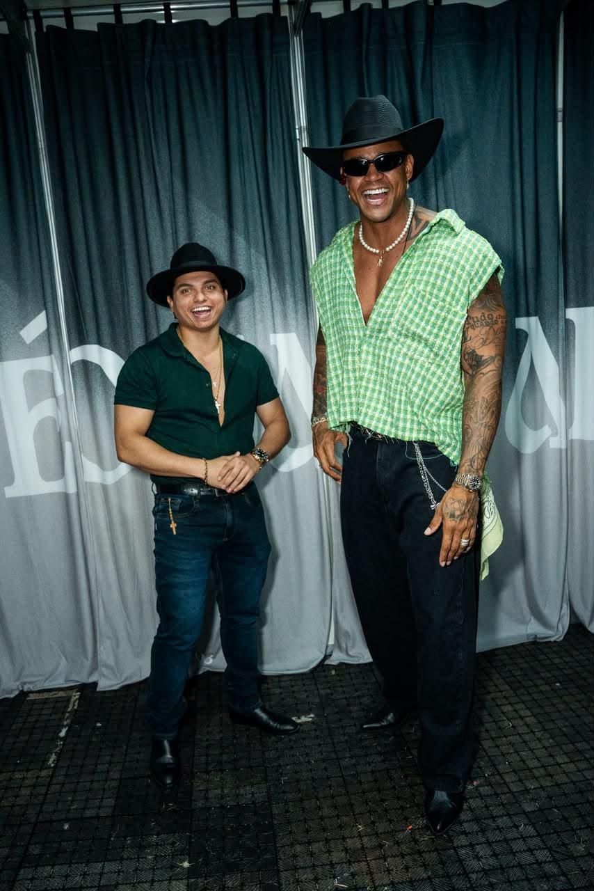 Filho do Piseiro é convidado de Léo Santana em apresentação inédita de "Se Acaba no Forró" ao vivo Filho do Piseiro é convidado de Léo Santana em apresentação inédita de "Se Acaba no Forró" ao vivo