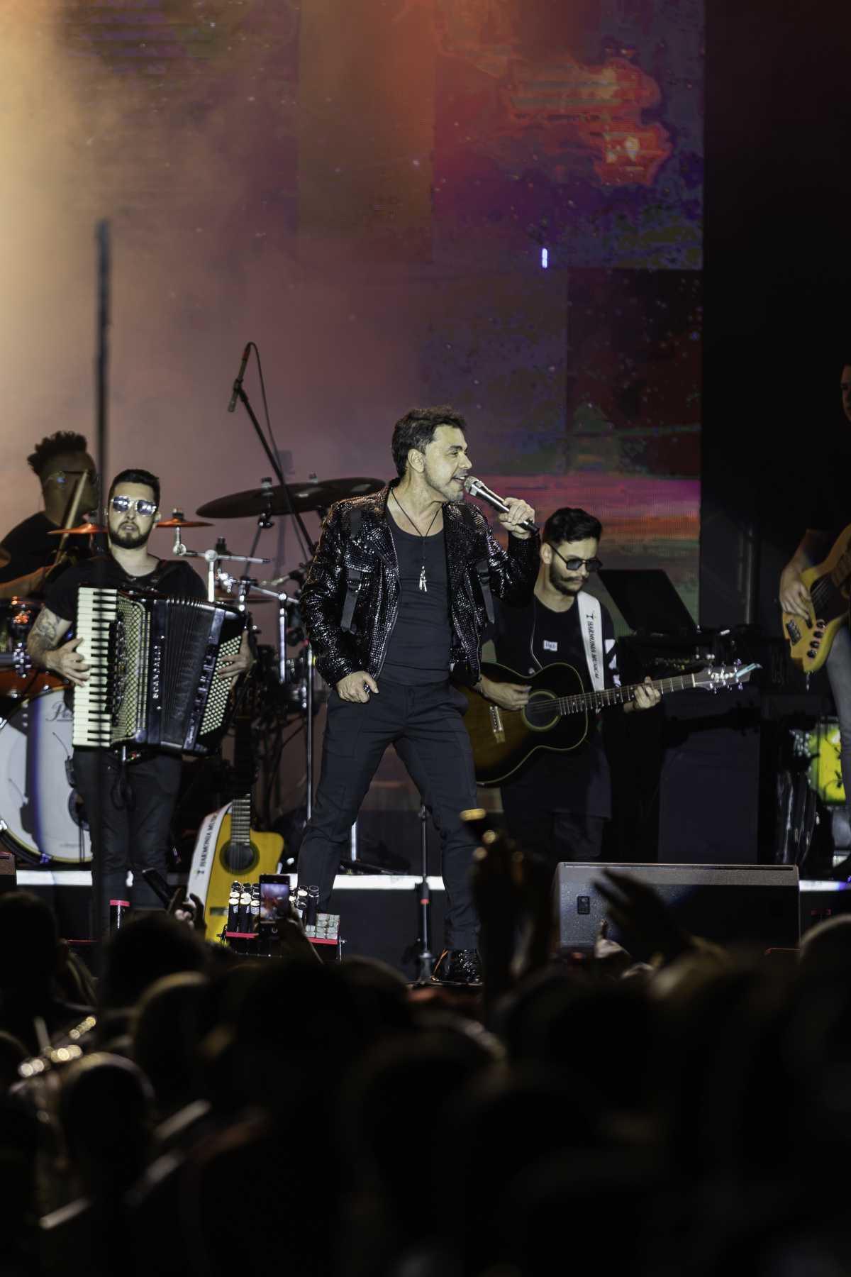 Zezé Di Camargo leva multidão em quatro noites de shows da turnê "Rústico", com ingressos esgotados na estrada de São João