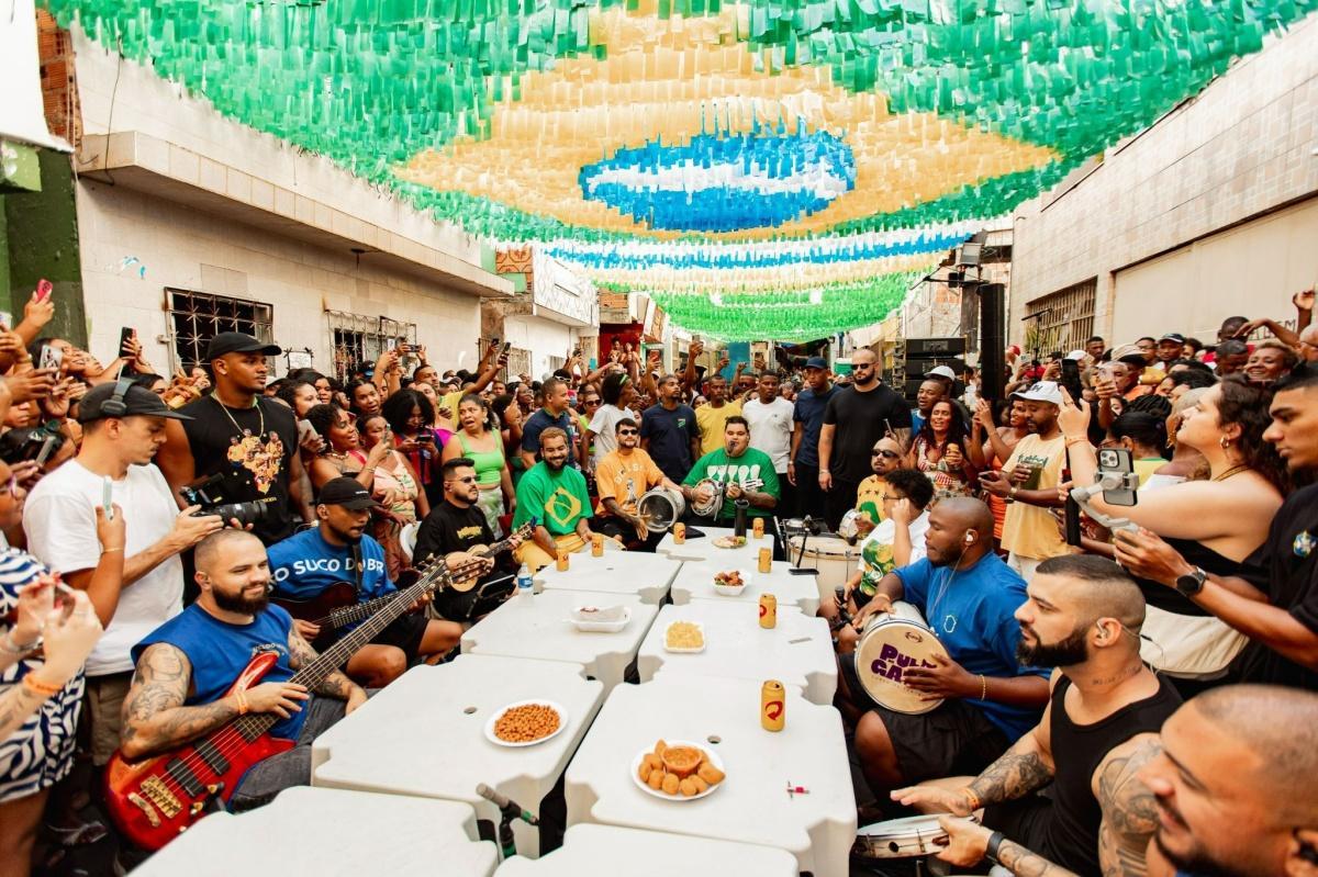 Menos é Mais leva "Pagode do Neida" a Salvador para o vencedor da campanha nacional inspirada na Copa Menos é Mais leva "Pagode do Neida" a Salvador para o vencedor da campanha nacional inspirada na Copa