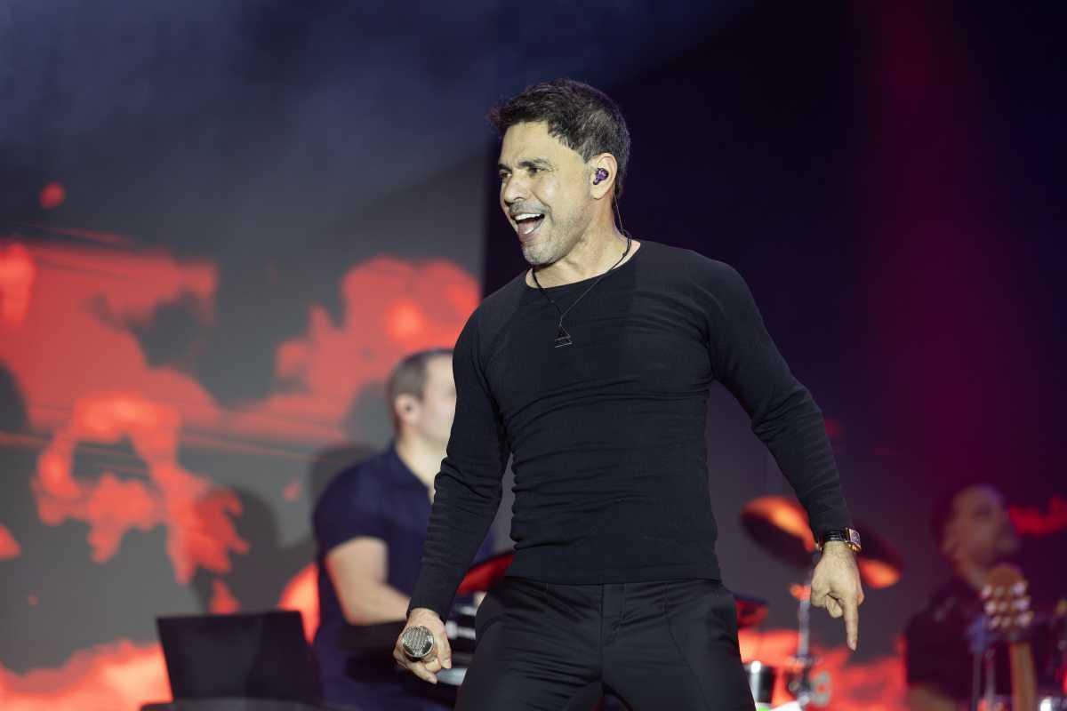 Zezé Di Camargo arrasta multidões em três shows e reúne mais de 100 mil pessoas em Curvelo (MG) Zezé Di Camargo arrasta multidões em três shows e reúne mais de 100 mil pessoas em Curvelo (MG)