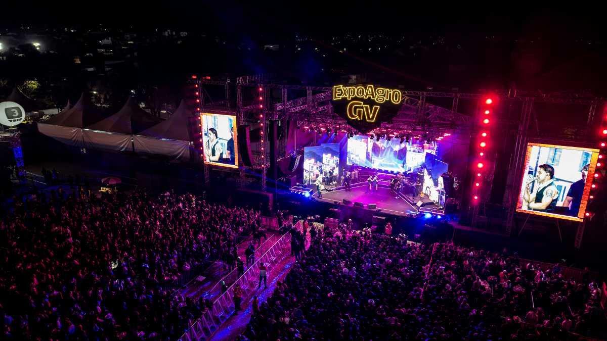 Zezé Di Camargo arrasta multidões em três shows e reúne mais de 100 mil pessoas em Curvelo (MG)