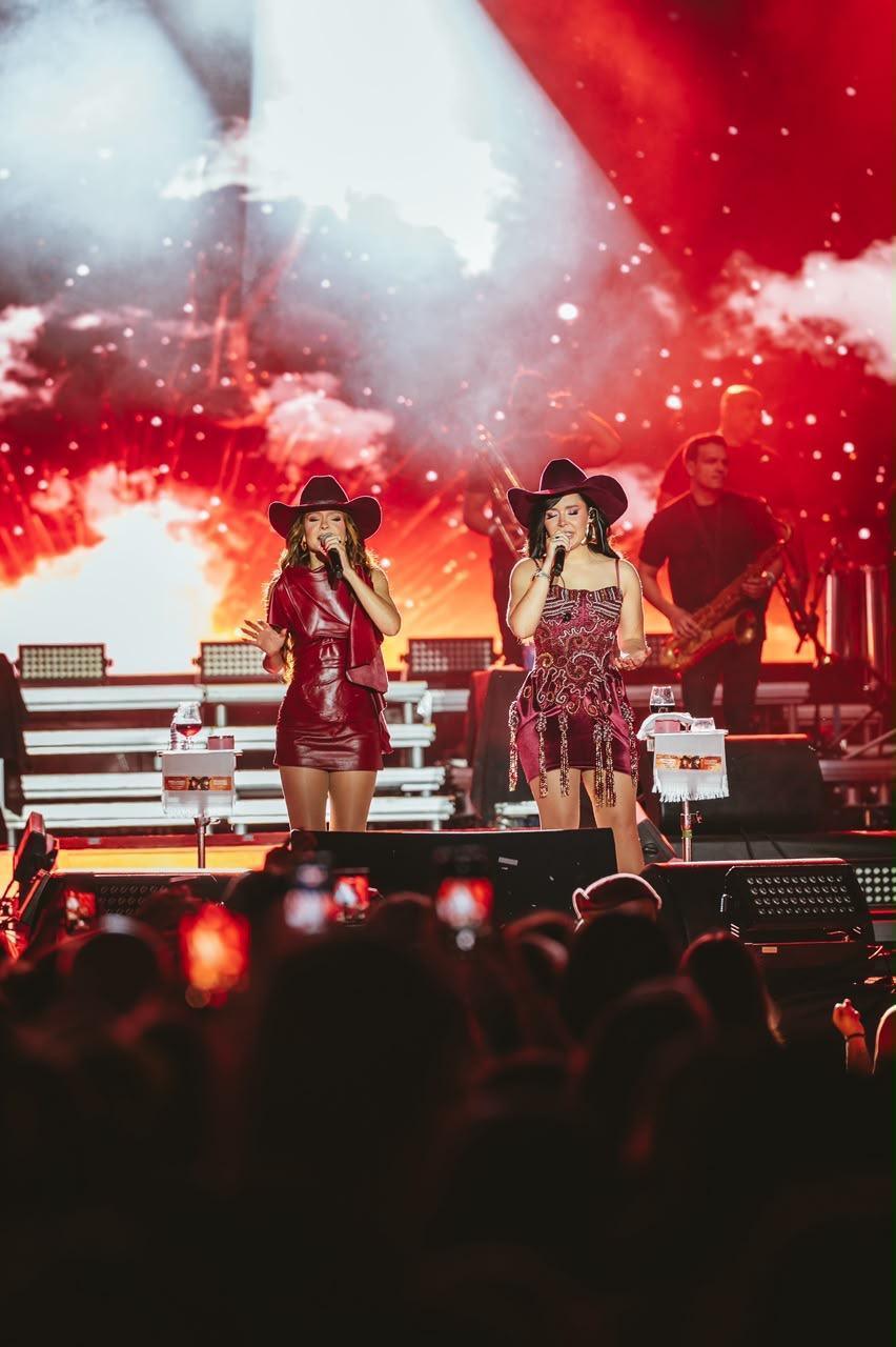 Maiara & Maraisa abriram a turnê em Portugal tocando para mais de 30 mil pessoas em Cantanhede! Maiara & Maraisa abriram a turnê em Portugal tocando para mais de 30 mil pessoas em Cantanhede!